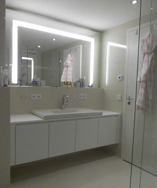 Ein Badezimmer mit Badmöbeln, die sich gewaschen haben